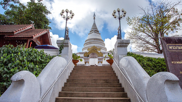 ไหว้พระขอพร แล้วแวะส่องผ้าทอล้านนาที่ วัดพระธาตุผาเงา