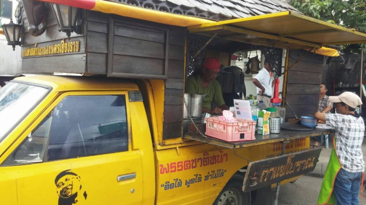 ต้อนรับเช้าวันใหม่กับร้าน “กาแฟรถเหลือง”