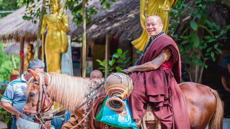 Unseen Thailand พระขี่ม้าบิณฑบาตร วัดถ้ำป่าอาชาทอง