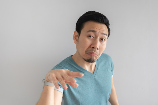Man-makes-an-excuse-for-the-problem