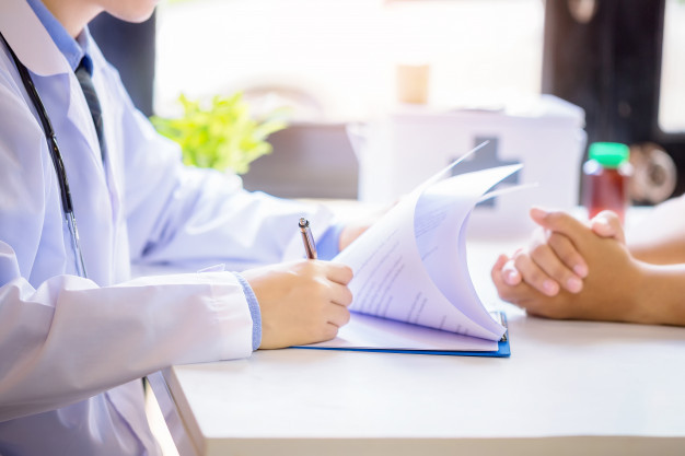 Doctor-consulting-patient 