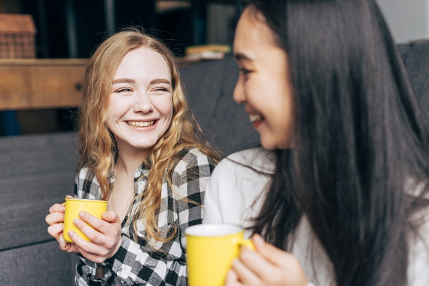 Friends-with-tea-mugs-smiling